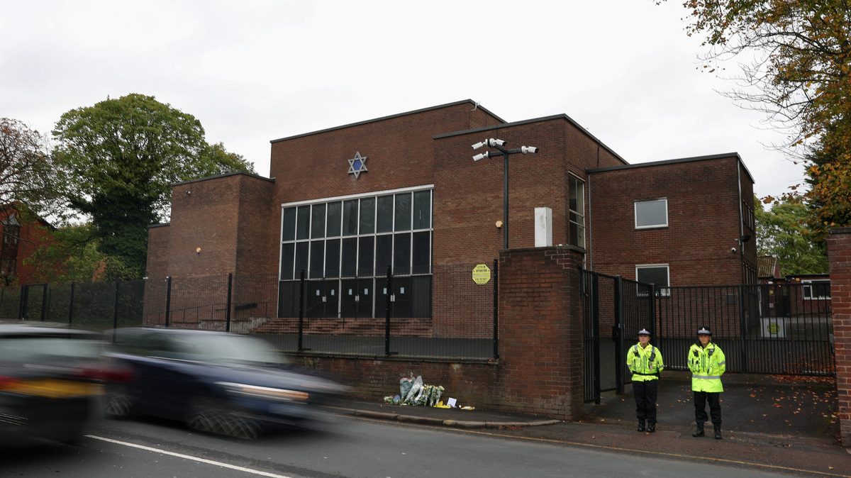 Police officers stand outside the Manchester synagogue, where multiple people were killed on Yom Kippur, in what police have declared a terrorist incident, in north Manchester, Britain, October 6, 2025. REUTERS/Hannah McKay