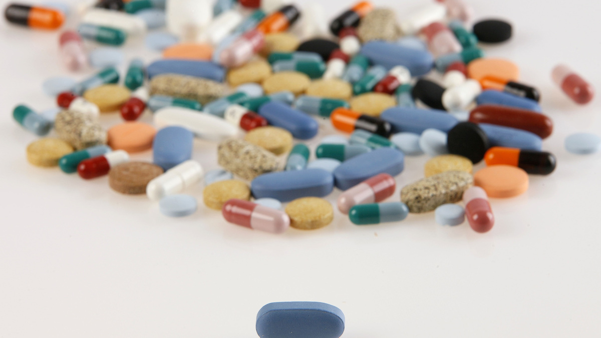 Pharmaceutical tablets and capsules are arranged on a table in this picture illustration taken in Ljubljana August 20, 2014. Picture taken August 20.   REUTERS/Srdjan Zivulovic