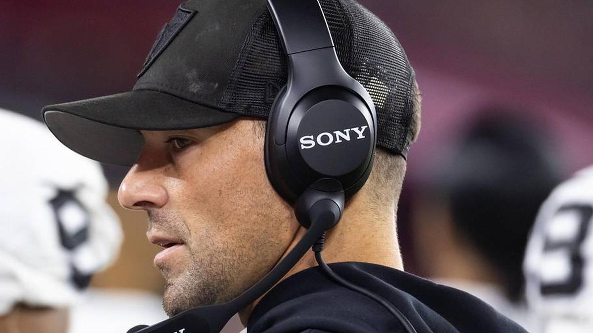  Aug 23, 2025; Glendale, Arizona, USA; Las Vegas Raiders defensive line coach Rob Leonard against the Arizona Cardinals during a preseason NFL game at State Farm Stadium. Mandatory Credit: Mark J. Rebilas-Imagn Images | Mark J. Rebilas-Imagn Images 