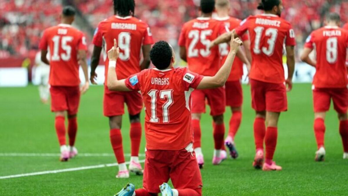 Ruben Vargas, de Suiza, celebra tras anotar durante el partido de la fase de grupos de la Copa Mundial de la FIFA. EFE/EPA/BOB FRID