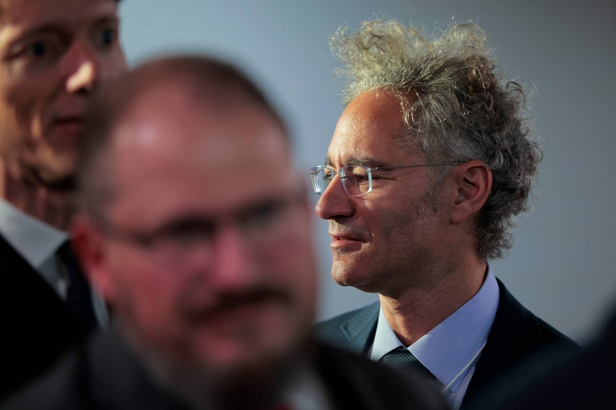  Palantir paired a private aviation deal with a sovereign AI partnership with Nvidia, aiming to defend its valuation against rising AI competition. 