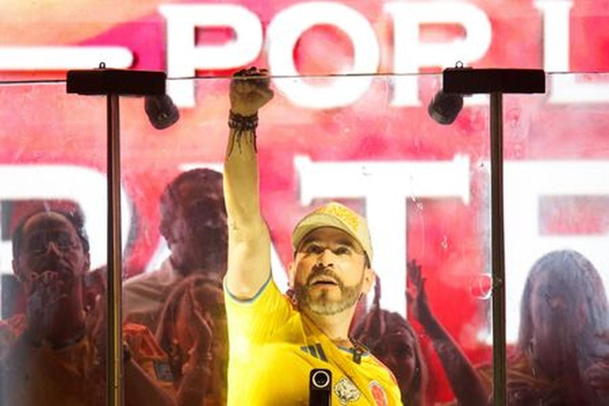 Colombian presidential candidate Abelardo De La Espriella of the political movement Defenders of the Homeland gestures as he addresses supporters after the results of the first round of the presidential election, in Barranquilla, Colombia May 31, 2026. REUTERS/Sergio Acero