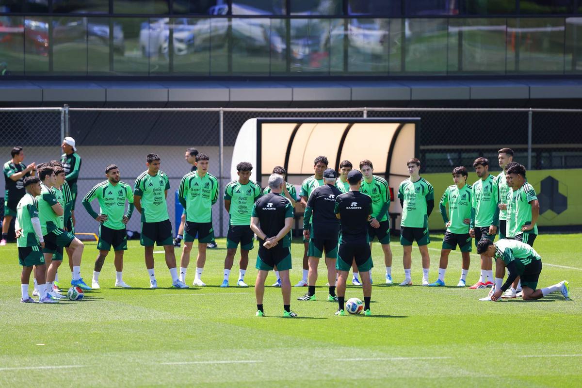  Players of Mexico listen to their Head Coach Javier Aguirre (C) during a training session at CAR on May 20, 2026 in Mexico City, Mexico. (Photo by Agustin Cuevas/Getty Images) Photo by Agustin Cuevas/Getty Images