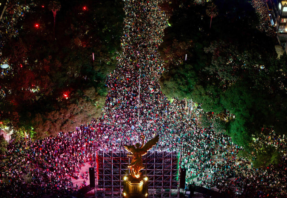 Fotografía aérea que muestra aficionados de México celebrando el triunfo ante Ecuador en el Ángel de la Independencia en un partido de dieciseisavos de final del Mundial de la FIFA 2026, en Ciudad de México (México). EFE/ Tomás Pérez