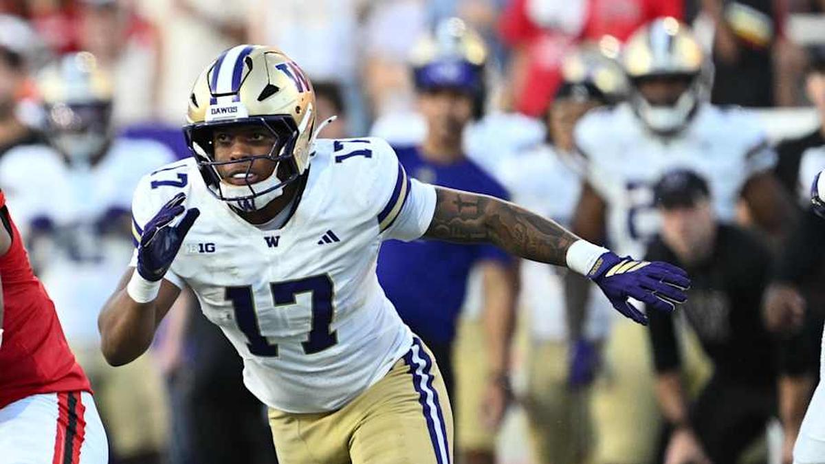  Oct 4, 2025; College Park, Maryland, USA; Washington Huskies linebacker Deven Bryant (17) chases down the ballcarrier against the Maryland Terrapins at SECU Stadium. Mandatory Credit: Jamie Sabau-Imagn Images | Jamie Sabau-Imagn Images 