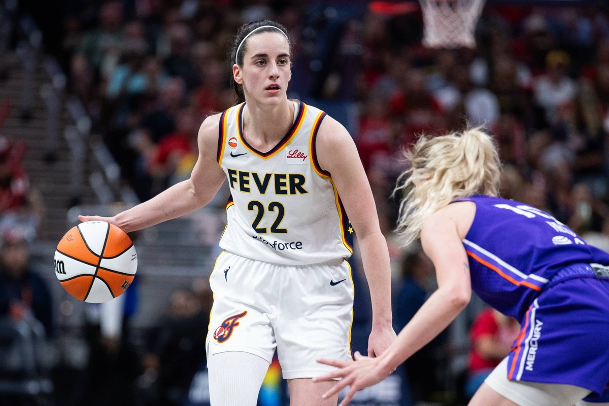  Jun 24, 2026; Indianapolis, Indiana, USA; Indiana Fever guard Caitlin Clark (22) dribbles the ball while Phoenix Mercury guard Lexi Held (10) defends in the second half at Gainbridge Fieldhouse. Mandatory Credit: Trevor Ruszkowski-Imagn Images 
