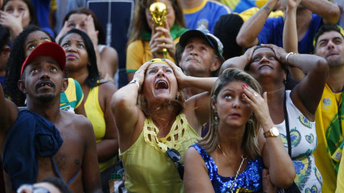 Los fanáticos del equipo de fútbol de Brasil gritan mientras ven a su equipo perder 2-1 ante Bélgica en un partido de cuartos de final de la Copa Mundial, en una transmisión en vivo, en Río de Janeiro, Brasil, el viernes 6 de julio de 2018. Bélgica eliminó a Brasil del Mundial y avanzó a semifinales.