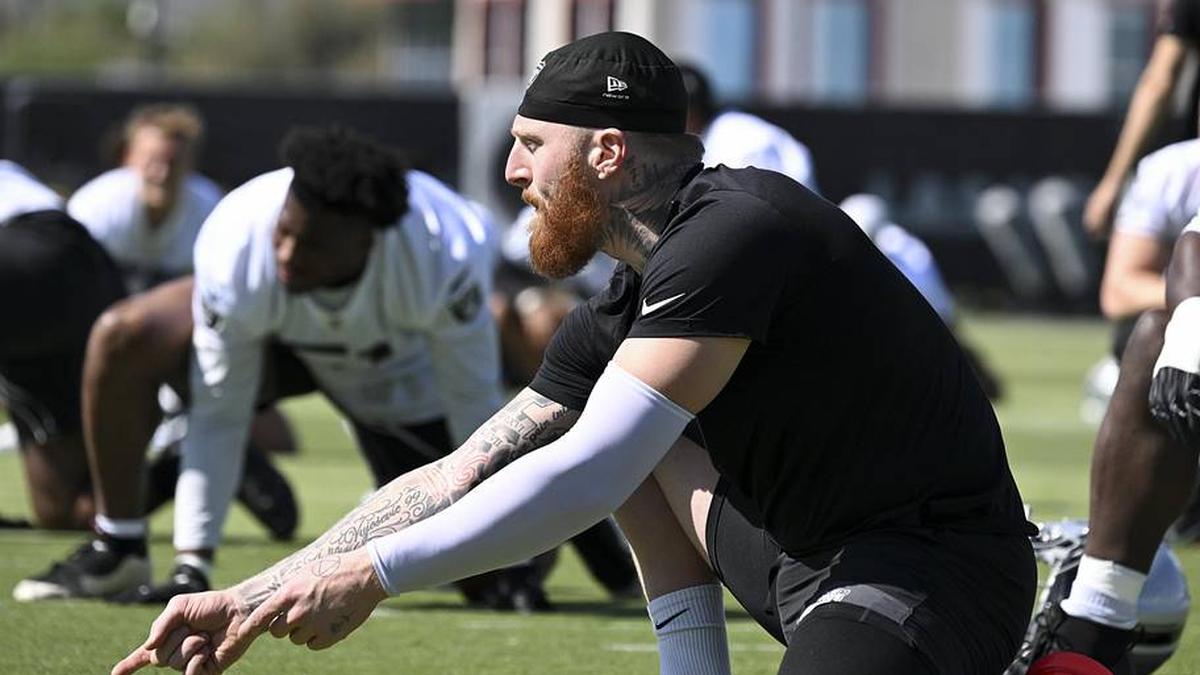  May 20, 2026; Henderson, NV, USA; Las Vegas Raiders defensive end Maxx Crosby (98) warms up during organized team activities at Intermountain Health Performance Center. Mandatory Credit: Candice Ward-Imagn Images | Candice Ward-Imagn Images 