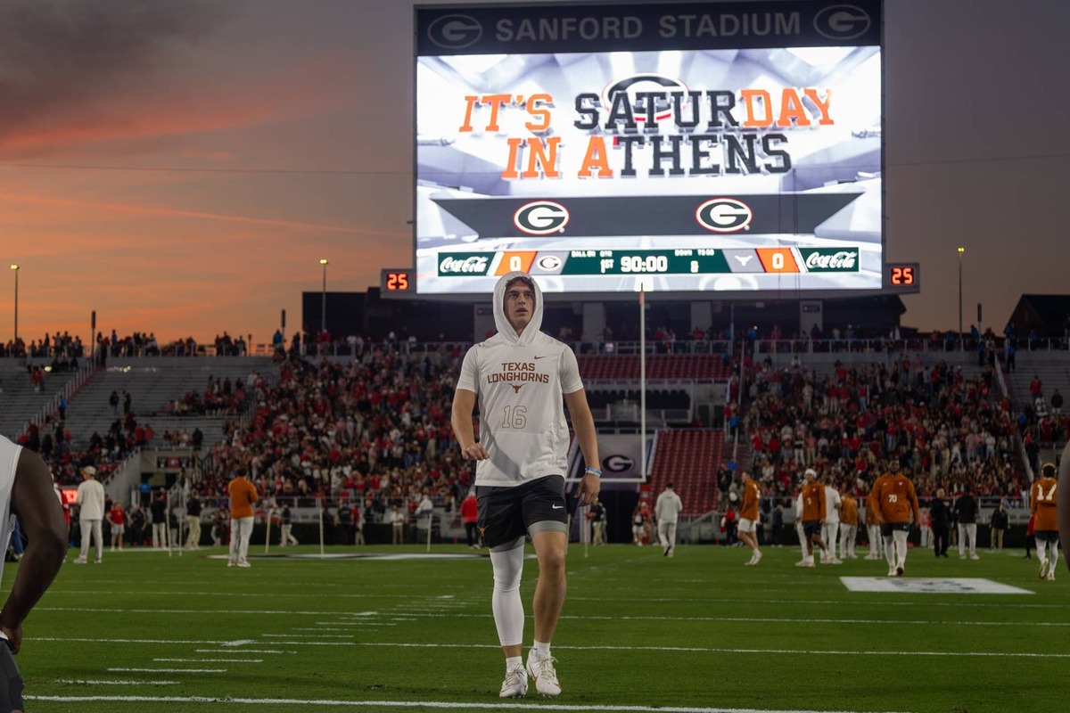  Texas quarterback Arch Manning (16) warms up before a game against Georgia at Sanford Stadium on Nov. 15, 2025, in Athens, Georgia. © Brett Davis-Imagn Images