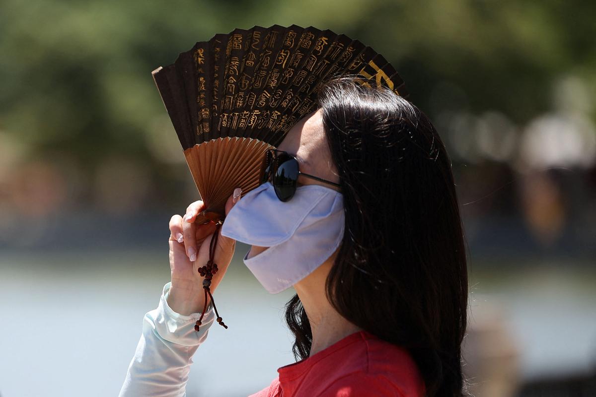 Woman holds a fan in El Retiro Park during a spring heatwave in Madrid, Spain, 28 May 2026. REUTERS/Kacper Pempel.