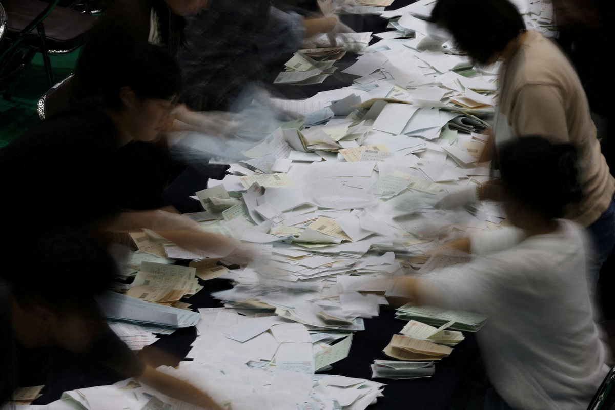 Election officials count the ballots for local elections in Seoul, South Korea, June 3, 2026.   Picture taken with a long  exposure.  REUTERS/Kim Hong-Ji