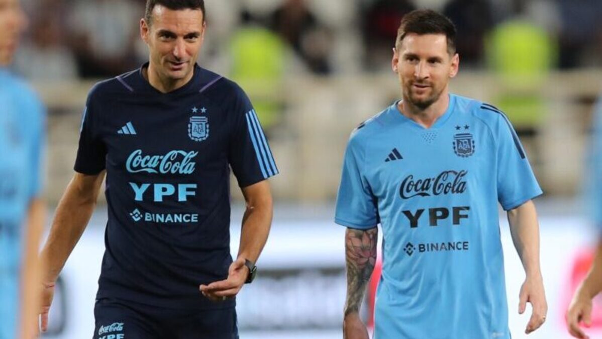 El jugador Lionel Messi (d) escucha al entrenador Lionel Scaloni, en una imagen de archivo. EFE/EPA/ALI HAIDER
