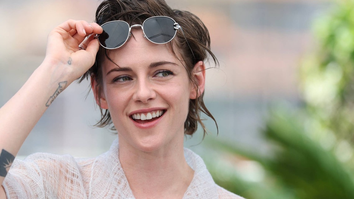 Kristen Stewart's Wild Red Carpet Style Continues With Bedhead and Denim Short Shorts 