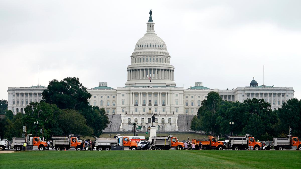 Decenas de camiones forman una barrera frente al Capitolio el sábado 18 de septiembre de 2021, en Washington. (AP Foto/Gemunu Amarasinghe)