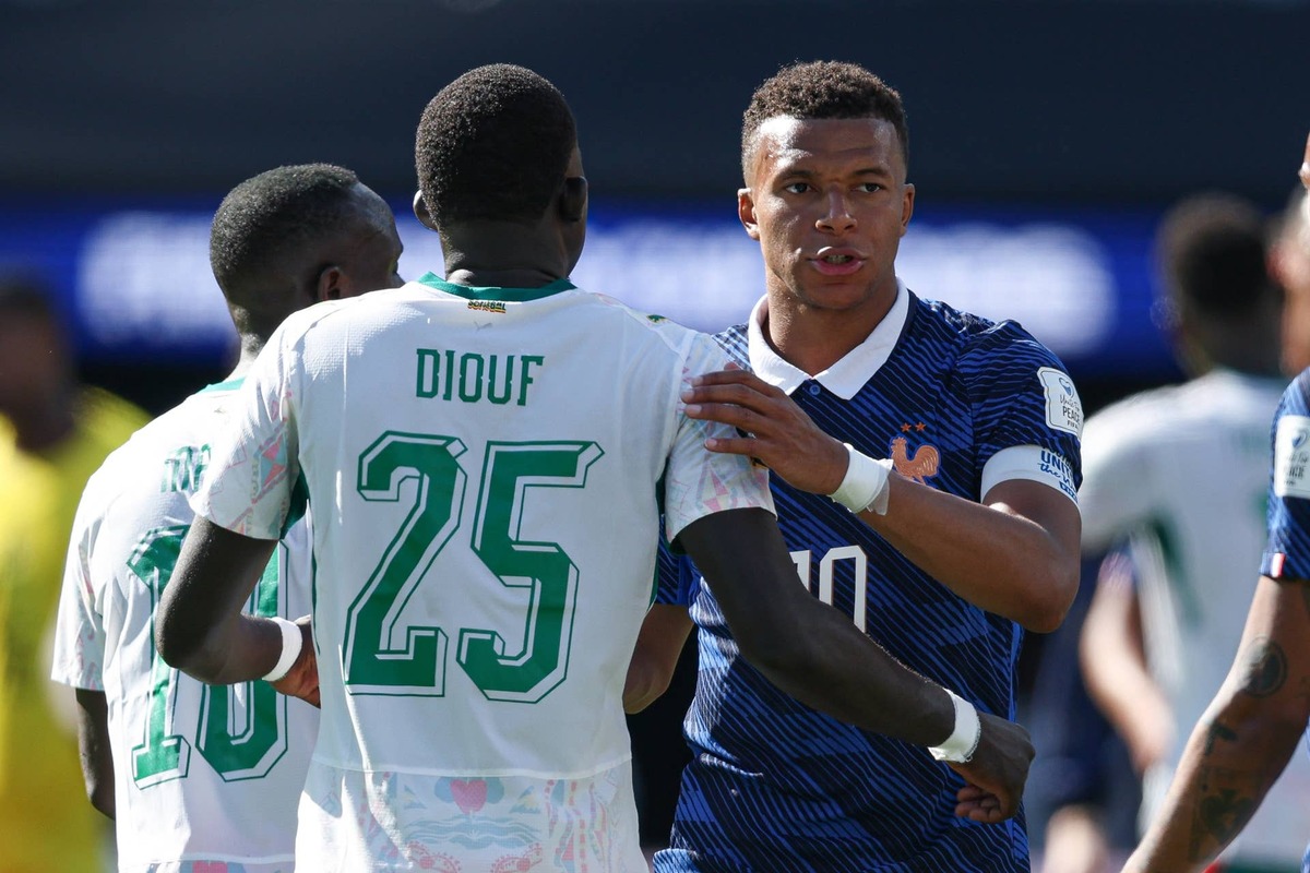  Jun 16, 2026; East Rutherford, New Jersey, USA; France forward Kylian Mbappe (10) greets Senegal defender El Hadji Malick Diouf (25) after a Group I match of the 2026 FIFA World Cup at New York New Jersey Stadium. Mandatory Credit: Vincent Carchietta-Imagn Images 