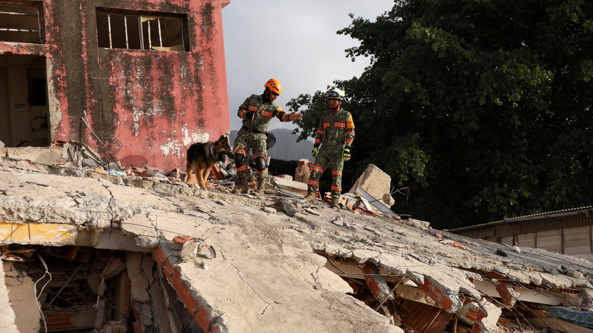 Mexican soldiers participating in rescue efforts search for survivors in the rubble of a collapsed building, in the aftermath of earthquakes in La Guaira, Venezuela, June 26, 2026. REUTERS/Leonardo Fernandez Viloria