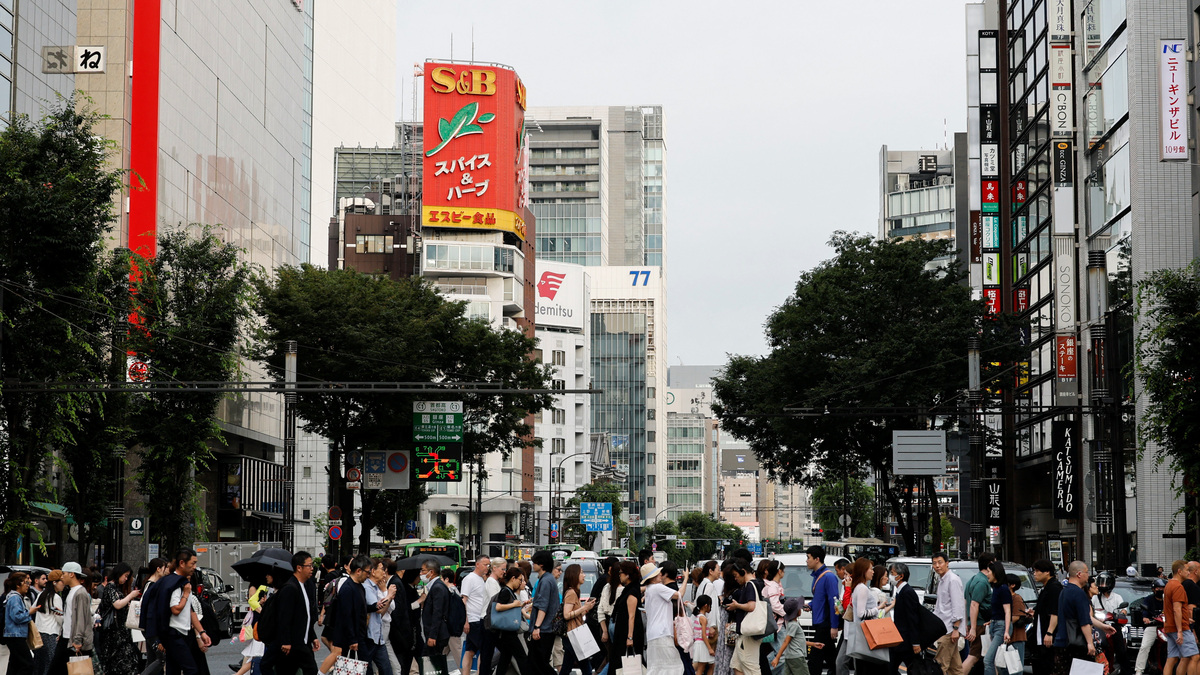 People walk at a shopping district in Tokyo, Japan, June 16, 2026. REUTERS/Kim Kyung-Hoon