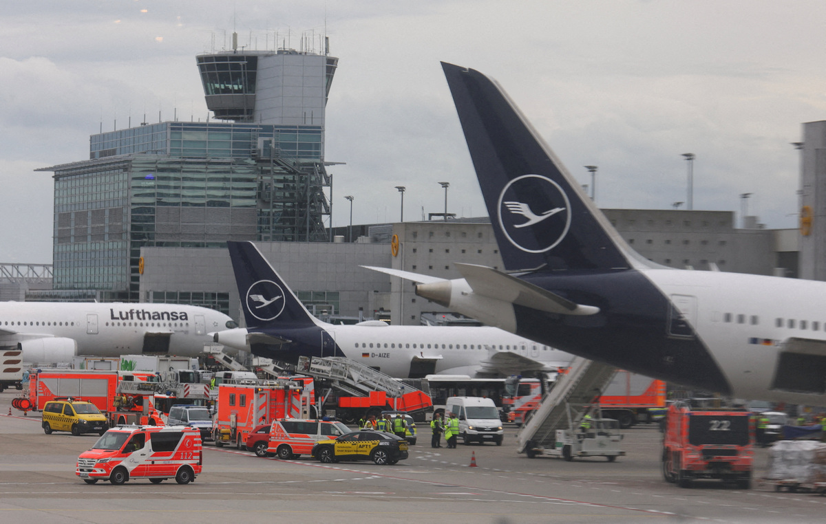 A Lufthansa Boeing is surrounded by ambulances after several staff members were injured when the nose gear of a Boeing BA.N 787 jetliner unexpectedly collapsed at a gate at Frankfurt Airport in Frankfurt, Germany, June 4, 2026. REUTERS/Kai Pfaffenbach