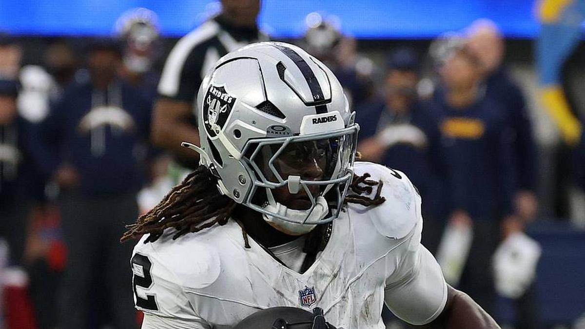  Nov 30, 2025; Inglewood, California, USA; Las Vegas Raiders running back Ashton Jeanty (2) rushes the ball against the Los Angeles Chargers during the second half at SoFi Stadium. Mandatory Credit: Kiyoshi Mio-Imagn Images | Kiyoshi Mio-Imagn Images 
