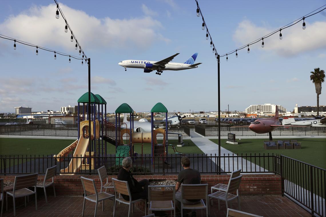  A United Airlines plane descends to land at Los Angeles International Airport as people watch from a nearby park on November 6, 2025. 