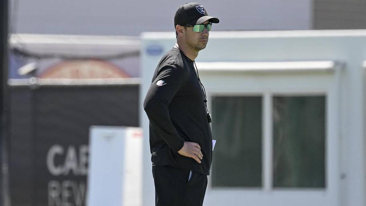  May 20, 2026; Henderson, NV, USA; Las Vegas Raiders head coach Klint Kubiak looks on during organized team activities at Intermountain Health Performance Center. Mandatory Credit: Candice Ward-Imagn Images | Candice Ward-Imagn Images 