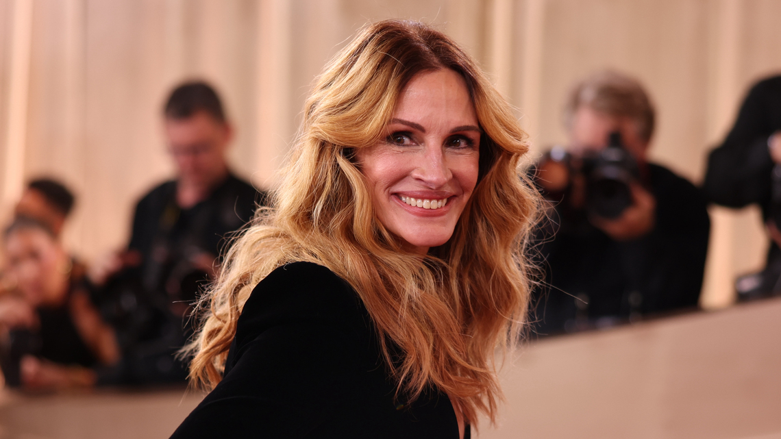 Julia Roberts' 'Wedding Weekend' Dress Is the Ultimate Travel Look 
