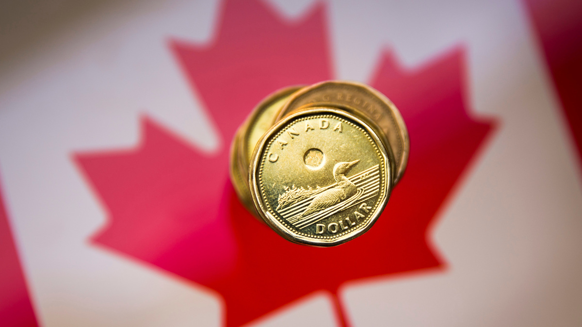 A Canadian dollar coin, commonly known as the "Loonie", is pictured in this illustration picture taken in Toronto, January 23, 2015.    REUTERS/Mark Blinch (CANADA - Tags: BUSINESS)