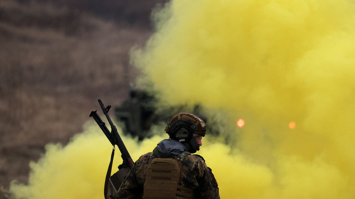 A Bulgarian army special forces soldier participates in a military drill, as part of NATO's Steadfast Dart 2025 exercise, at Tsrantcha military training field, Bulgaria February 13, 2025. REUTERS/Stoyan Nenov