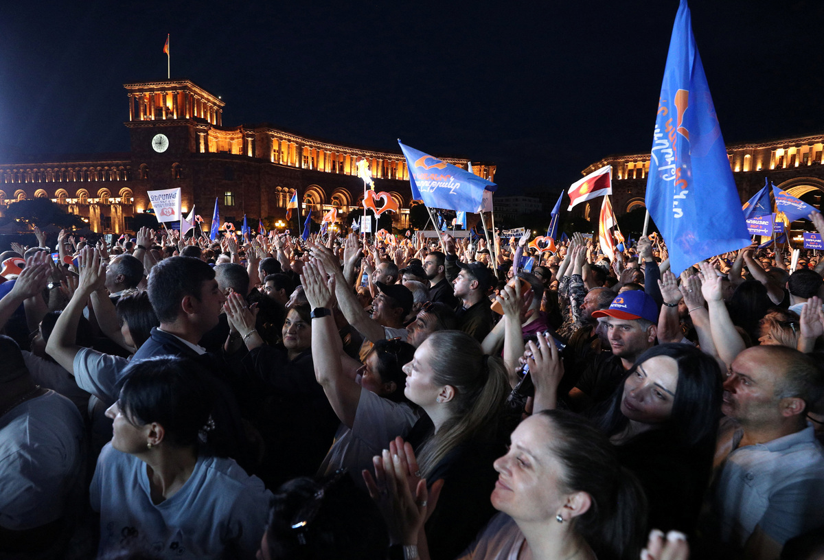 People attend a campaign rally of the Civil Contract party, led by Prime Minister Nikol Pashinyan, ahead of the June 7 parliamentary election in Yerevan, Armenia June 5, 2026. Hayk Baghdasaryan/Photolure via REUTERS