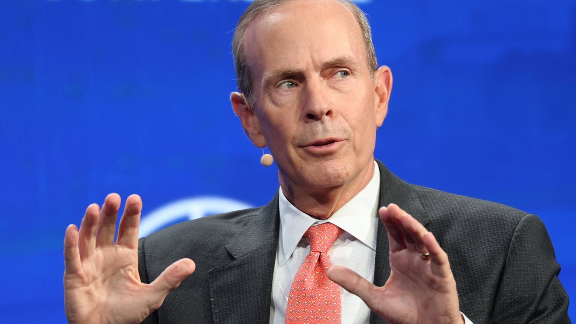 Oil's 4-month low hands Exxon, Chevron a fresh problem