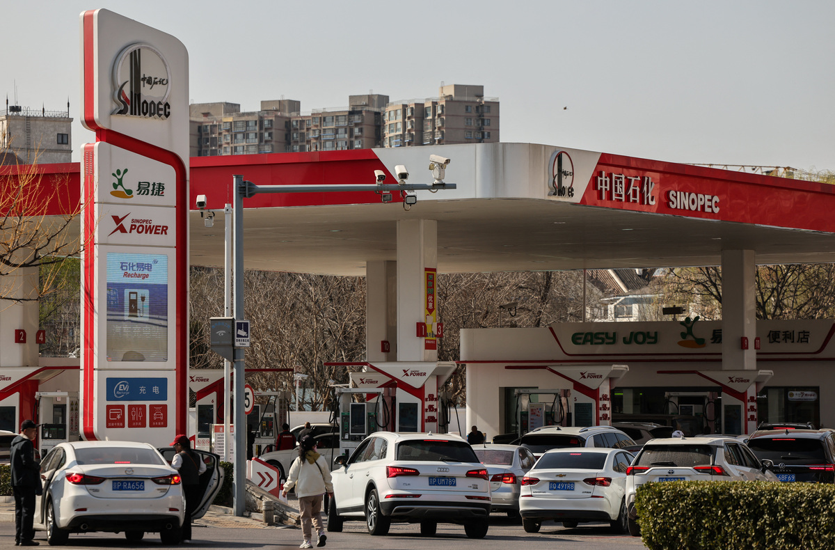 FILE PHOTO: Cars queue at a Sinopec petrol station ahead of an announced fuel price hike, amid the U.S.–Israeli conflict with Iran, in Beijing, China, March 22, 2026. REUTERS/Maxim Shemetov/File Photo