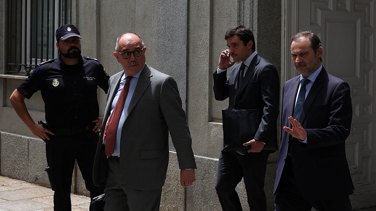 Former Spanish transport minister Jose Luis Abalos leaves after testifying before a Supreme Court investigating judge in alleged corruption case affecting the ruling Socialist Party in Madrid, Spain, June 23, 2025. REUTERS/Pedro Nunes