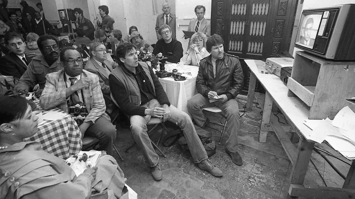Members of the media watch the live broadcast of "The Mystery of Al Capone's Vaults" at the Lexington Hotel in Chicago on April 21, 1986. (Walter Kale/Chicago Tribune/TNS)