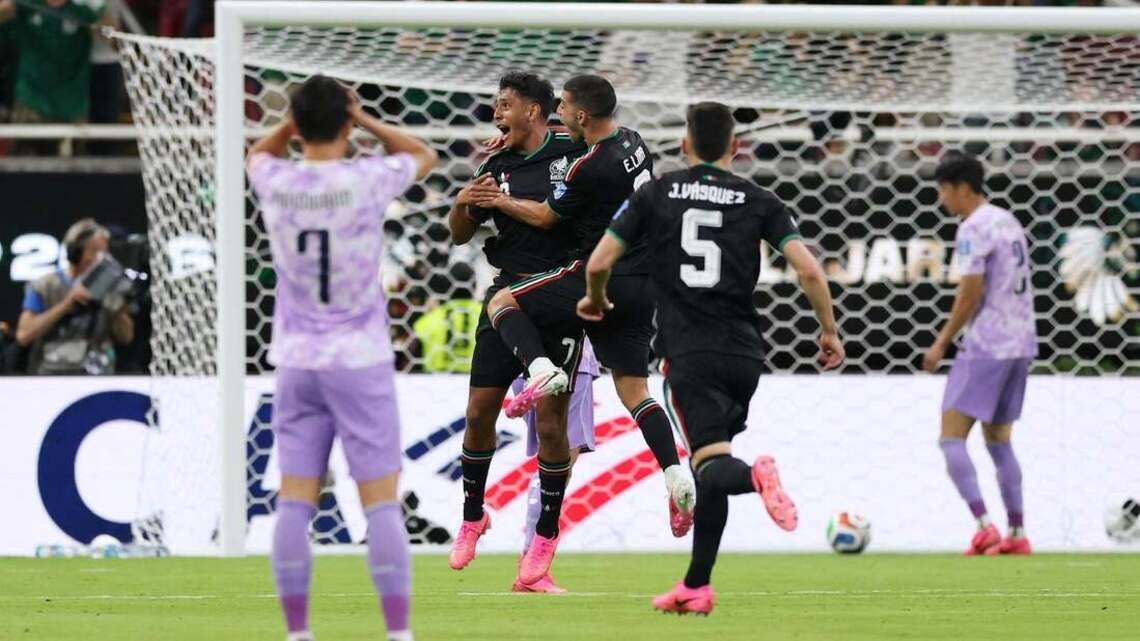 Goalie error helps Mexico beat South Korea, seal first place in Group A