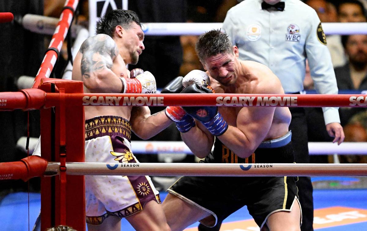  Oleksandry Usyk was able to stop Rico Verhoeven with an uppercut in the 11th round. 