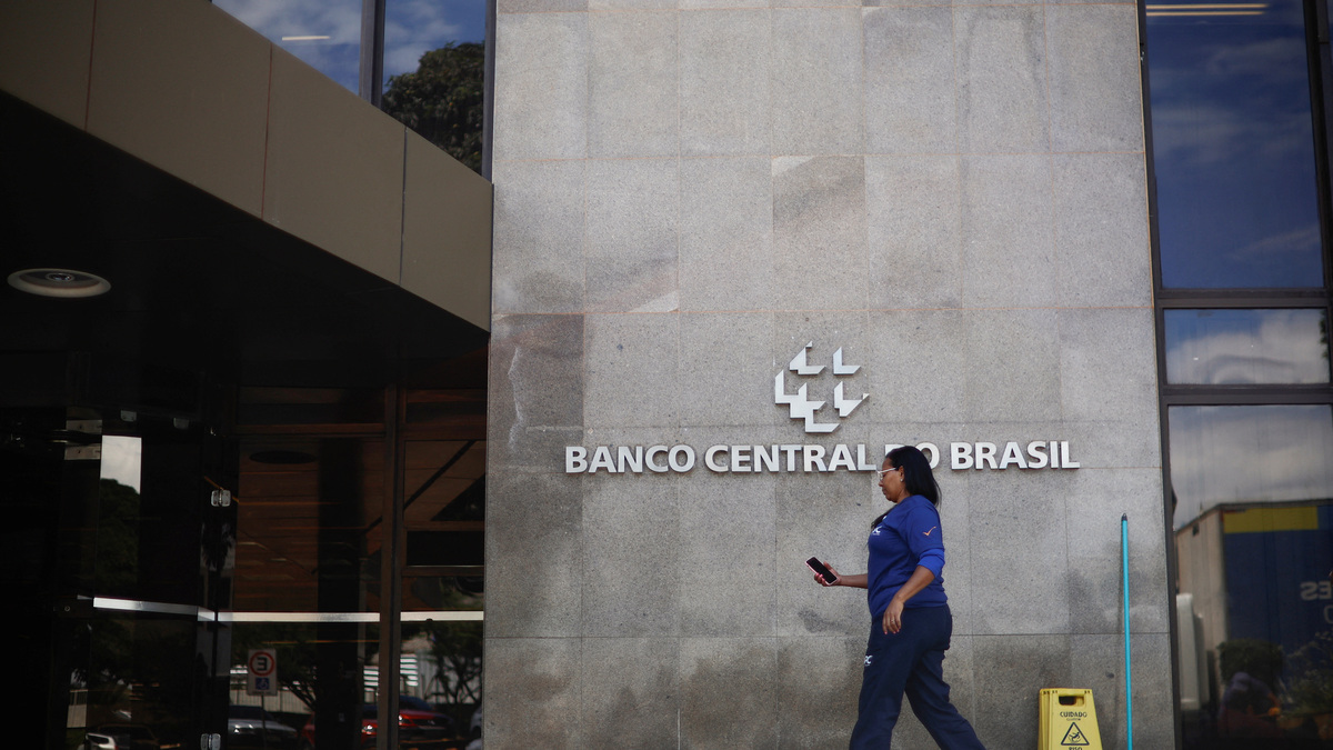 A person walks in front of the Central Bank of Brazil headquarters building in Brasilia, Brazil December 17, 2024. REUTERS/Adriano Machado