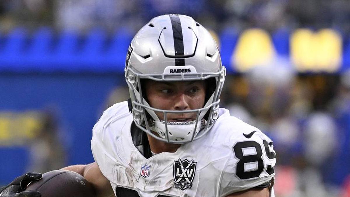  Oct 20, 2024; Inglewood, California, USA; Las Vegas Raiders tight end Brock Bowers (89) braces for contract with Los Angeles Rams safety Quentin Lake (37) during the second half at SoFi Stadium. Mandatory Credit: Alex Gallardo-Imagn Images | Alex Gallardo-Imagn Images 