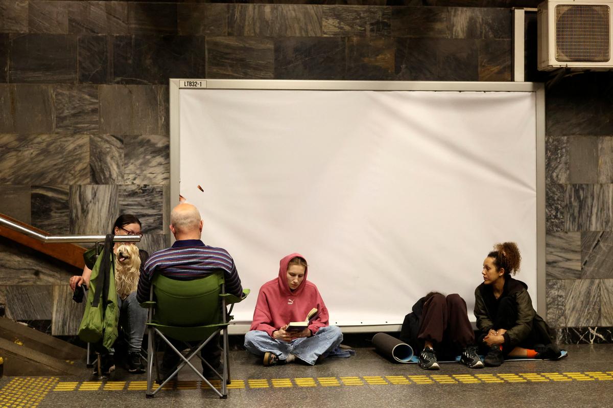 People shelter in a metro station during Russian missile and drone attacks, amid Russia's attack on Ukraine, in Kyiv, Ukraine May 24, 2026. REUTERS/Thomas Peter