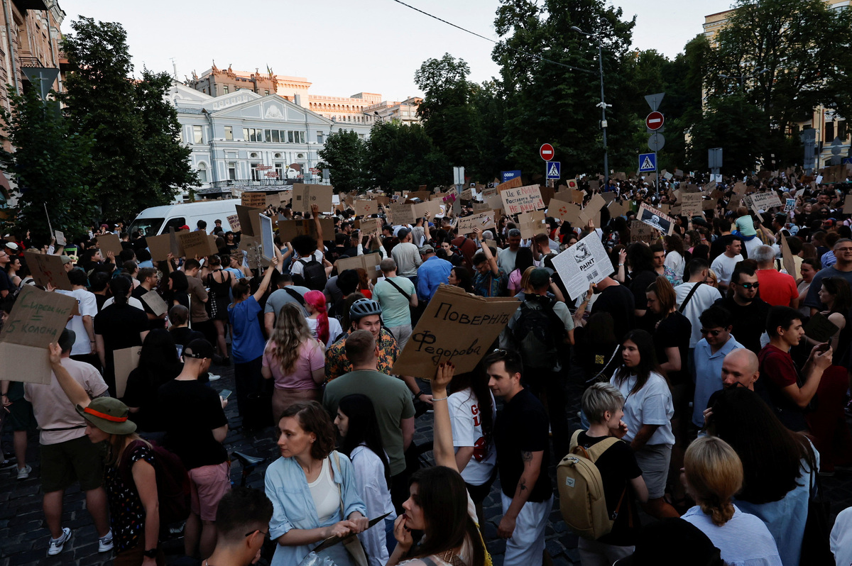People protest against Ukrainian President Volodymyr Zelenskiy's decision to replace Mykhailo Fedorov as defence minister, amid Russia’s attack on Ukraine, in Kyiv, Ukraine, July 17, 2026. REUTERS/Thomas Peter