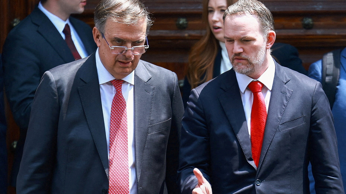 FILE PHOTO: U.S. Trade Representative Jamieson Greer talks with Mexico's Economy Minister Marcelo Ebrard as they leave National Palace amid talks to review the U.S.-Mexico-Canada trade pact, in Mexico City, Mexico, April 20, 2026. REUTERS/Raquel Cunha/File Photo