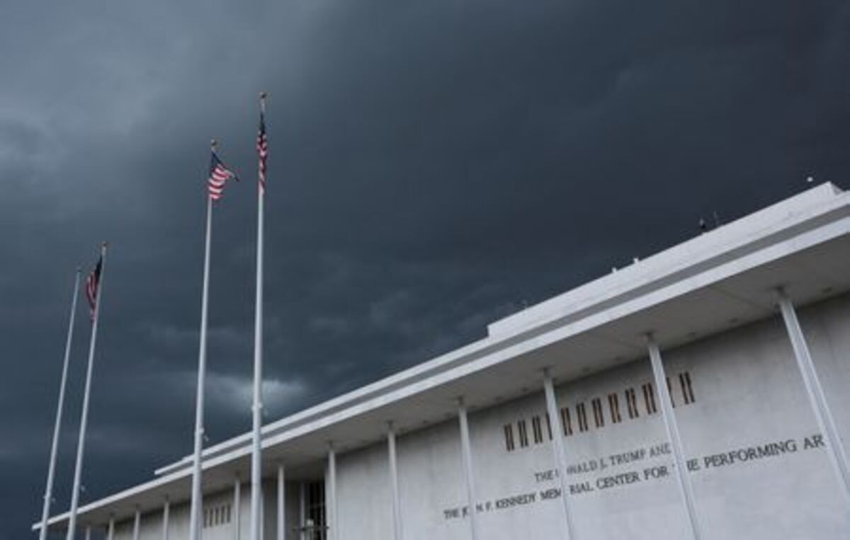 Dark storm clouds gather over the Kennedy Center in the hours before a federal judge’s deadline to remove U.S. President Donald Trump's name from the facade of the John F. Kennedy Memorial Center for the Performing Arts in Washington, D.C., U.S., June 11, 2026. REUTERS/Jonathan Ernst