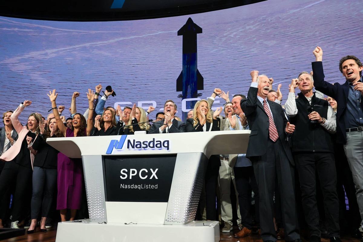  Jim Cramer say SpaceX is starting to trade like a meme stock, even as he admits he likes the company. 