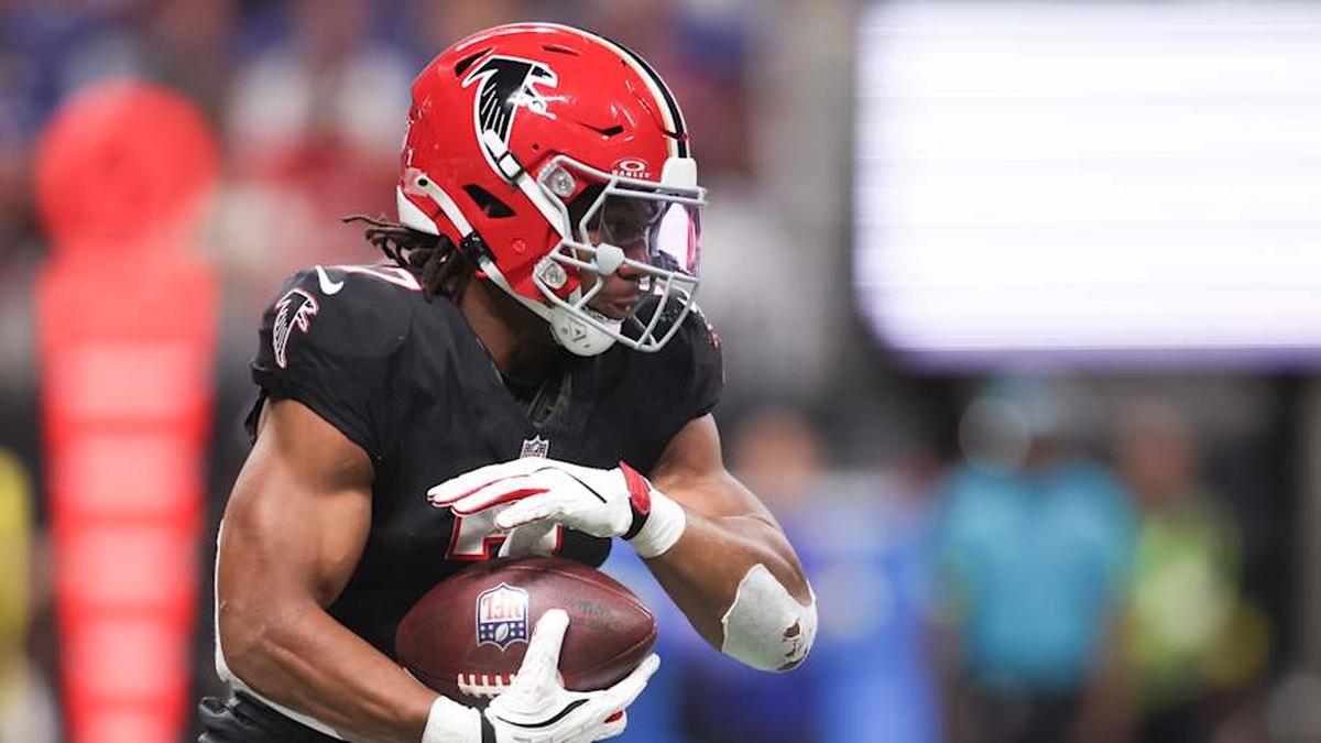 Atlanta Falcons running back Bijan Robinson (7) carries the ball against the Buffalo Bills during the first half of a game at Mercedes-Benz Stadium. 