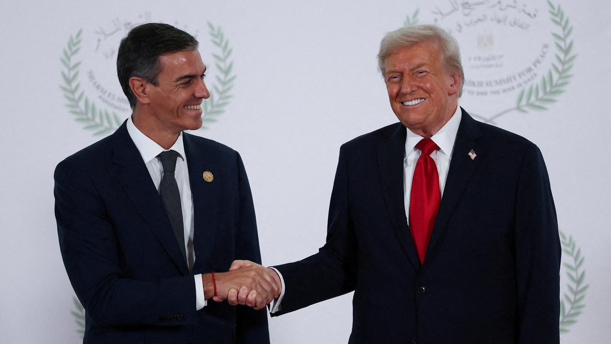 FILE PHOTO: U.S. President Donald Trump and Spanish Prime Minister Pedro Sanchez shake hands as they pose for a photo, at a world leaders' summit on ending the Gaza war, amid a U.S.-brokered prisoner-hostage swap and ceasefire deal between Israel and Hamas, in Sharm el-Sheikh, Egypt, October 13, 2025. REUTERS/Suzanne Plunkett/Pool/File Photo