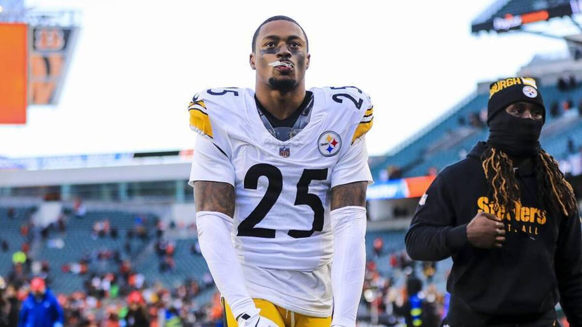  Dec 1, 2024; Cincinnati, Ohio, USA; Pittsburgh Steelers safety DeShon Elliott (25) runs off the field after the victory over the Cincinnati Bengals at Paycor Stadium. Mandatory Credit: Katie Stratman-Imagn Images | Katie Stratman-Imagn Images 