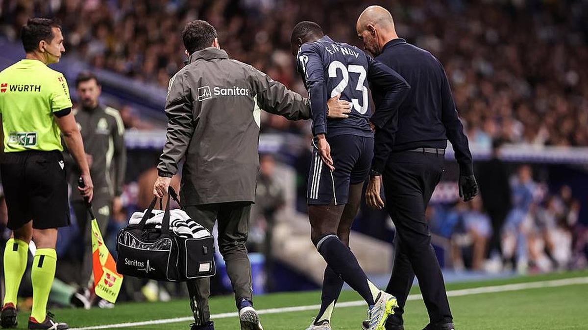  Ferland Mendy (center) is back to the infirmary. | Javier Borrego/Europa Press/Getty Images 