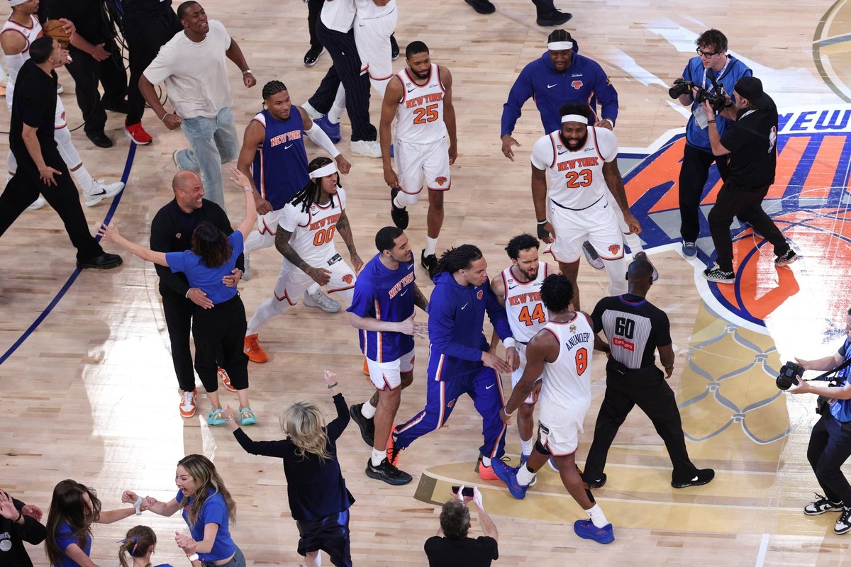  New York Knicks forward OG Anunoby (8) celebrates with teammates after defeating the San Antonio Spurs during game four of the 2026 NBA Finals. 