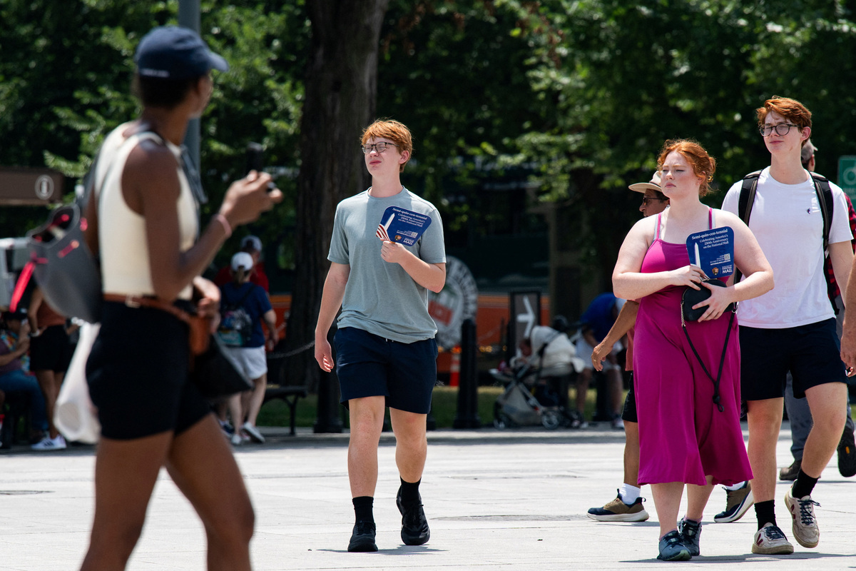 Visitors of the Lincoln Memorial fan themselves amid a heatwave in Washington, D.C., U.S., July 1, 2026. REUTERS/Annabelle Gordon