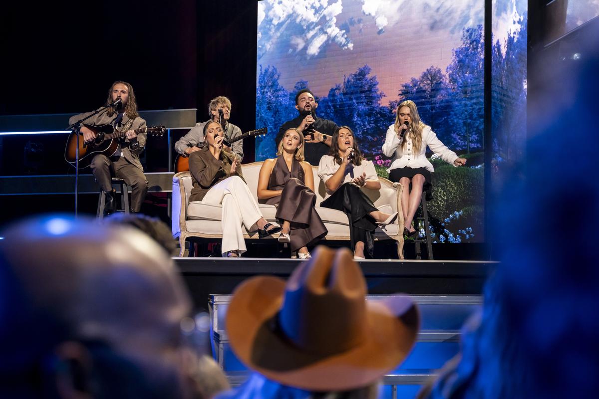 Sadie Robertson Huff created a powerful moment of worship with her band LO WorshipJosiah Weiss