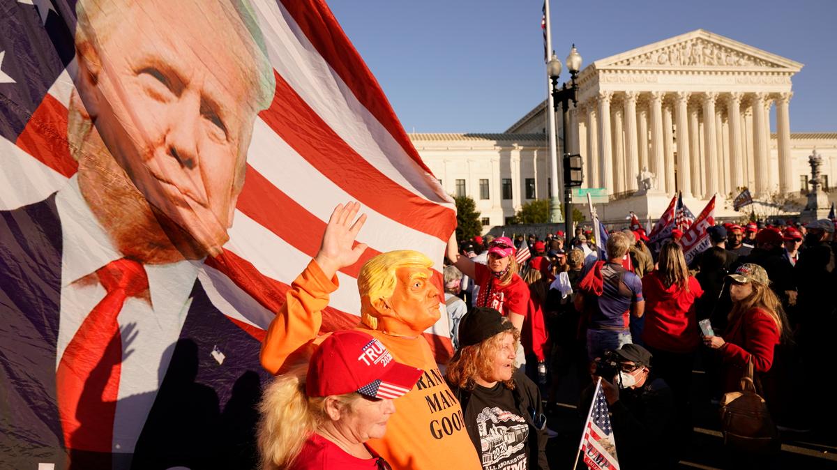 Con la Corte Suprema al fondo, simpatizantes del presidente Donald Trump se manifiestan el sábado 14 de noviembre de 2020, en Washington, D.C. (AP Foto/Jacquelyn Martin)